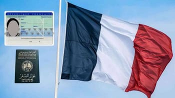 Drapeau français avec passeport et carte d'identité.