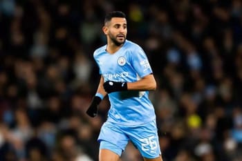 Riyad Mahrez contrôle le ballon lors d'un match de football.