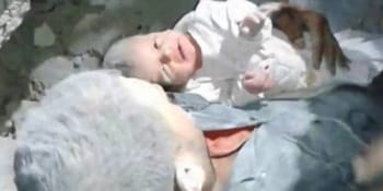 Bébé sauvé sous les décombres à Alep, Syrie.