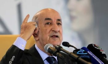 Président Tebboune parlant lors d'une conférence en Algérie.