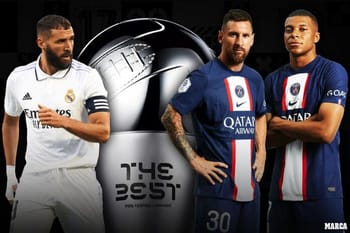 Trois joueurs de football avec le trophée FIFA The Best en arrière-plan.