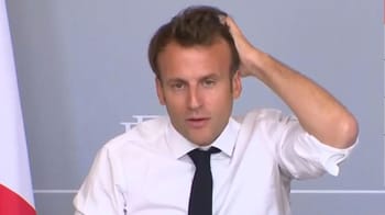Emmanuel Macron en conférence à Rabat, expression de surprise ou confusion.
