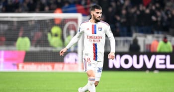 Aouar joueur de football en action sur le terrain.