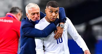 Kylian Mbappé avec Didier Deschamps, nouveau capitaine de l'équipe de France.