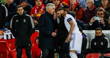 Karim Benzema en difficulté lors d'un match de football intense.