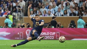 Kylian Mbappé en action lors d'un match de football international.
