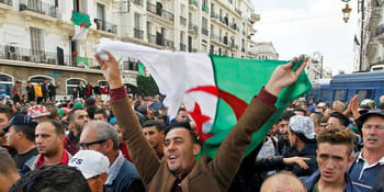 Manifestants à Paris brandissant un drapeau algérien lors d'une manifestation.