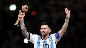 Lionel Messi tenant le Ballon d'Or 2023, célébrant sa victoire.