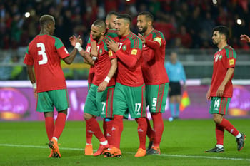 Équipe nationale marocaine en célébration après un but.