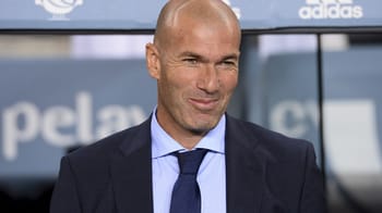Zidane souriant lors d'une conférence de presse sportive.