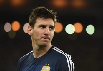 Lionel Messi en maillot argentin, concentré sur le jeu.