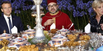 Personnes en tenue traditionnelle autour d'un festin marocain.