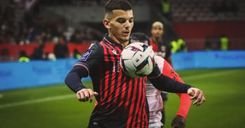 Joueur de football en pleine action lors d'un match.