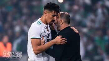 Baghdad Bounedjah en confrontation avec un entraîneur ou un officiel.