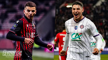 Deux joueurs de football, l'un en maillot rouge et noir, l'autre en blanc, célébrant sur le terrain.