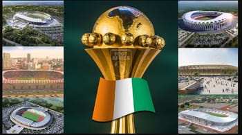 Stades de la CAN 2023 en Afrique avec le trophée en centre.