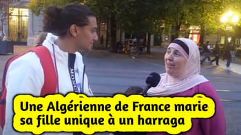 Femme algérienne en France parlant à une jeune femme avec un micro.