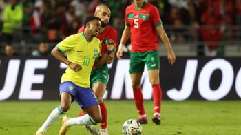 Match de football entre le Brésil et le Maroc avec célébration.
