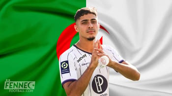 Farès Chaïbi avec le drapeau algérien en arrière-plan.