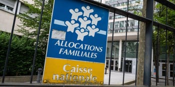 Panneau d'allocations familiales à l'extérieur d'une agence en France.