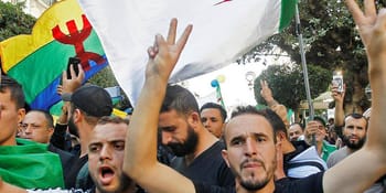 Groupe de manifestants avec drapeaux et pancartes contre le racisme.