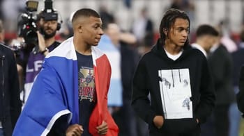 Ethan Mbappé avec un drapeau français lors d'une compétition.