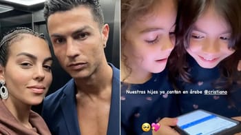 Deux filles apprenant l'arabe avec leur mère, moment éducatif en famille.