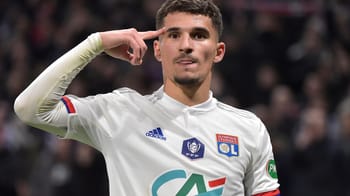 Houssem Aouar célébrant avec un geste de victoire lors d'un match.