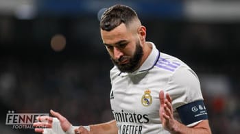 Karim Benzema en action, concentré sur le jeu.