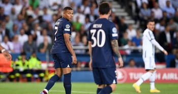 Kylian Mbappé sur le terrain avec ses coéquipiers en pleine action.