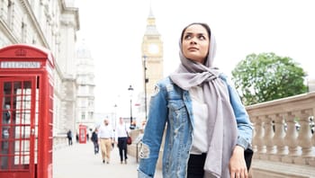 Femme musulmane à Londres avec Big Ben et le pont de Westminster.