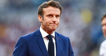 Emmanuel Macron en costume lors d'une rencontre diplomatique.