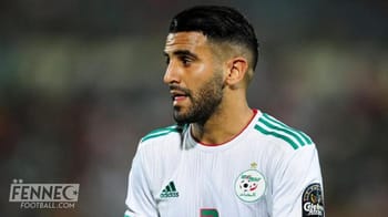 Mahrez, joueur algérien, en pleine action sur le terrain.