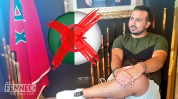Homme marocain avec symbole de rejet sur fond de décor intérieur.