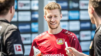 Mitchell Weiser souriant en tenue de football lors d'une interview.