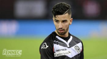 Footballeur Mohamed Amine Amoura lors d'un match en Algérie.