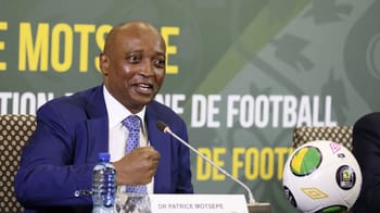 Patrice Motsepe parle lors d'une conférence sur le football africain.