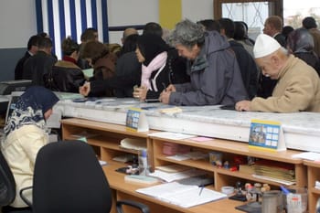 Groupe de personnes faisant la queue dans une agence de retraite.