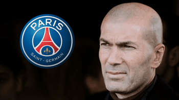 Zinedine Zidane, entraîneur du PSG, regardant sérieusement.
