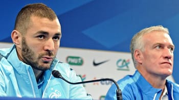 Karim Benzema et Didier Deschamps lors d'une conférence de presse.