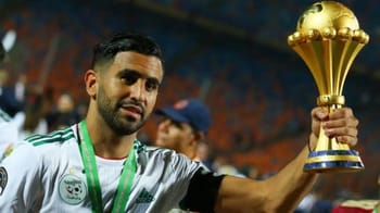 Riyad Mahrez tenant la coupe d'Afrique après la victoire de l'Algérie.