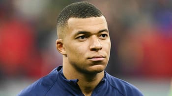 Kylian Mbappé en action sur le terrain de football.