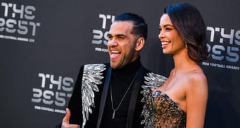 Daniel Alves et sa compagne souriants à une cérémonie de remise de prix.