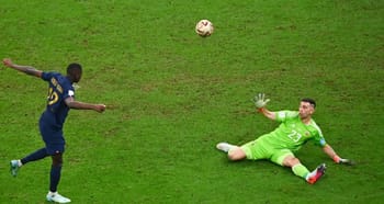 Kolo Muani tente de marquer face au gardien lors de la finale du Mondial.