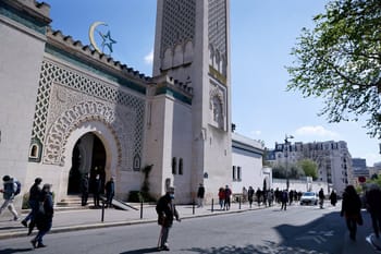 Mosquée à Marseille avec minaret et croissant de lune.
