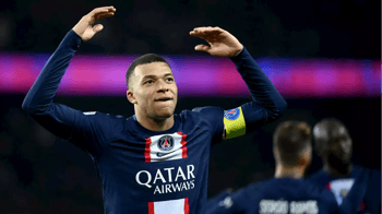 Ethan Mbappé en action, portant le maillot du Paris Saint-Germain.