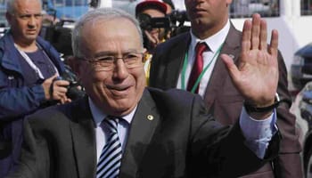 Ramtane Lamamra saluant lors d'un événement public en Algérie.