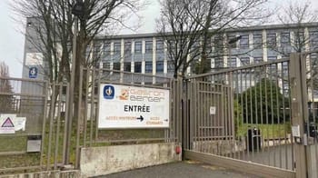 Entrée du lycée Gaston Berger avec portail métallique et panneau d'information.