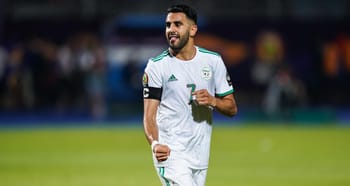 Riyad Mahrez en action avec l'équipe d'Algérie lors d'un match.