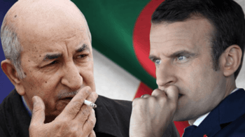 Deux hommes en conversation, l'un fumant une cigarette, avec un drapeau algérien en arrière-plan.